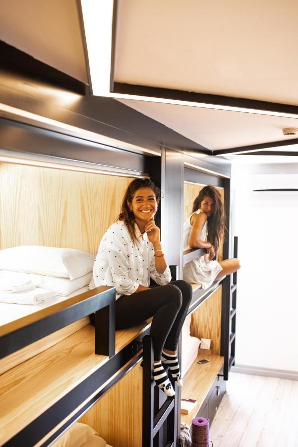 Gig Capsule Hostel Ерисейра Екстериор снимка
